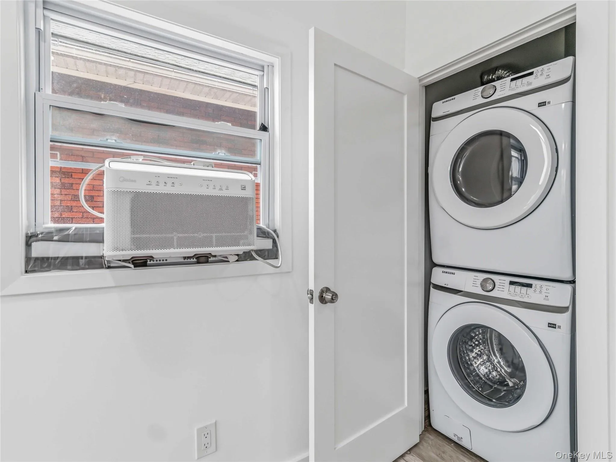 21-52 48th Street, New York, NY, 2 Bedrooms Bedrooms, 5 Rooms Rooms,1 BathroomBathrooms,Residential,For Rent,48th,0,1000215 21-52 48th Street, New York, NY, 2 Bedrooms Bedrooms, 5 Rooms Rooms,1 BathroomBathrooms,Residential,For Rent,48th,0,1000215