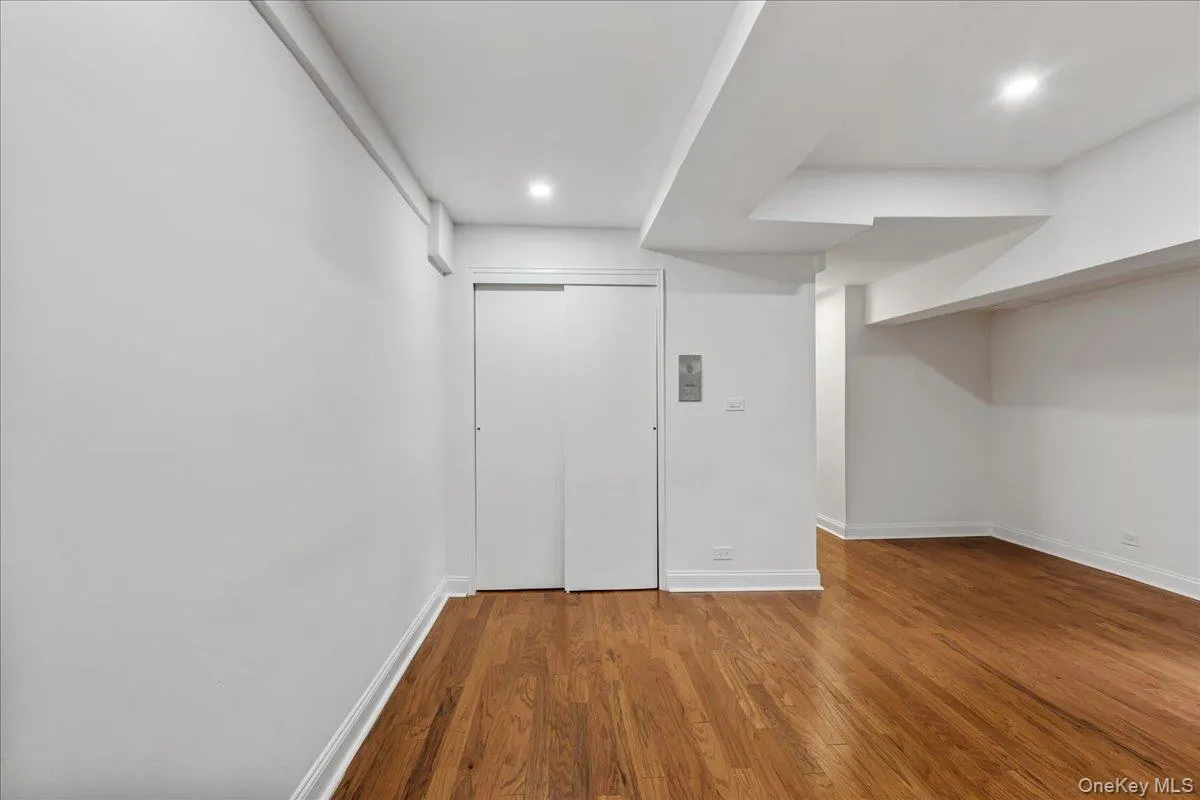 139-15 83rd Avenue, New York, NY, 1 Bedroom Bedrooms, 3 Rooms Rooms,1 BathroomBathrooms,Residential,For Rent,83rd,0,1000220 139-15 83rd Avenue, New York, NY, 1 Bedroom Bedrooms, 3 Rooms Rooms,1 BathroomBathrooms,Residential,For Rent,83rd,0,1000220