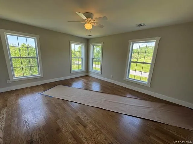 Spacious, sunny with ceiling fan. Spacious, sunny with ceiling fan.