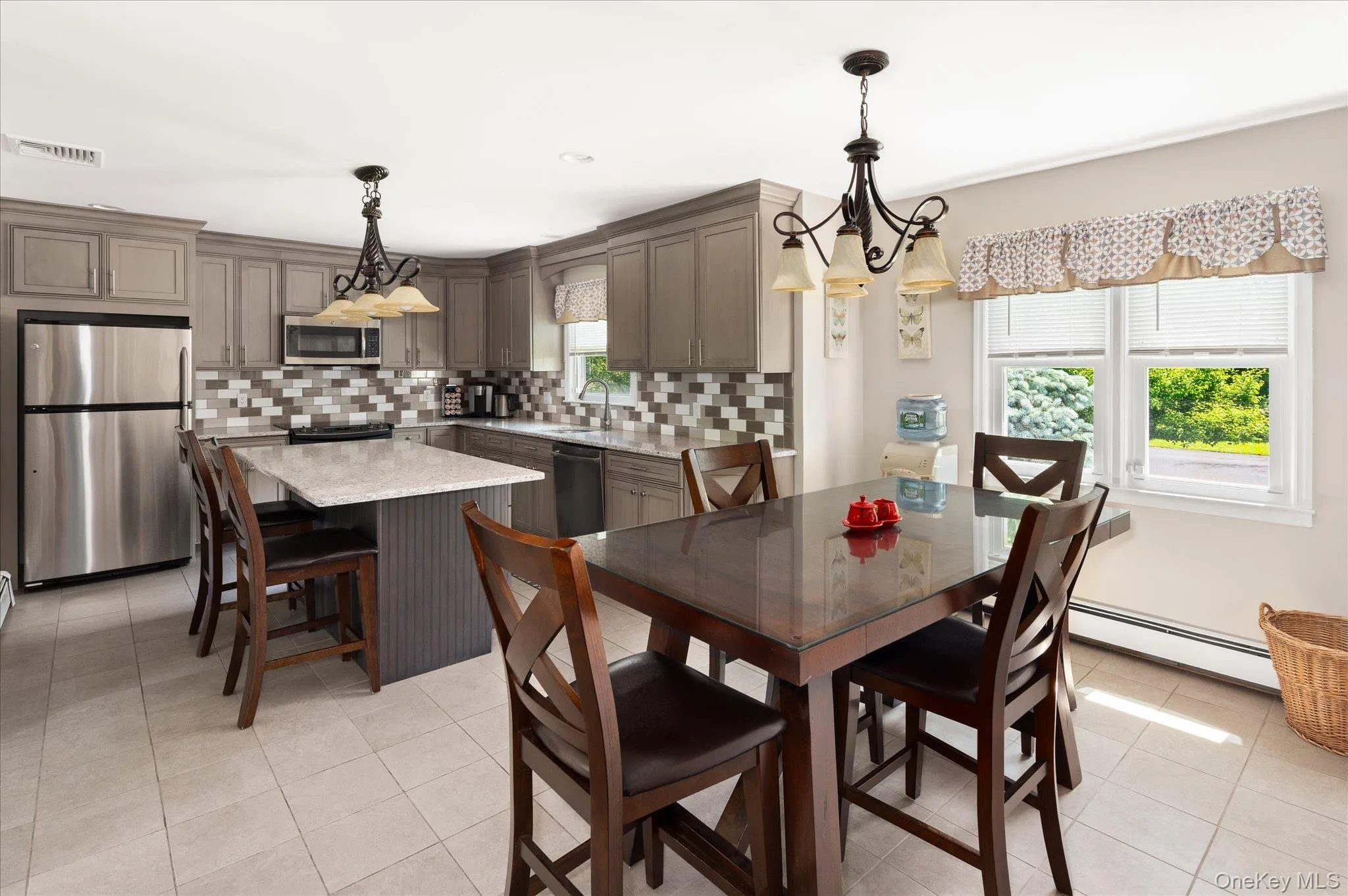 Eat-in Kitchen Eat-in Kitchen