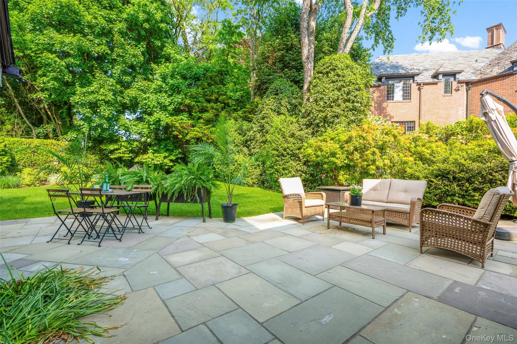 Enjoy alfresco dining with privacy. Enjoy alfresco dining with privacy.