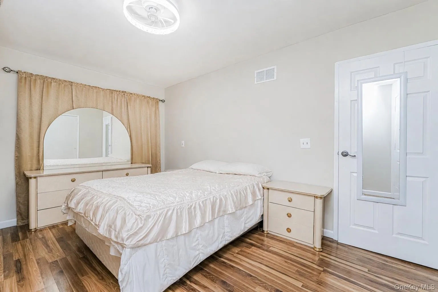 76 Belmar Drive, New York, NY, 3 Bedrooms Bedrooms, 6 Rooms Rooms,1 BathroomBathrooms,Residential Sale,For Rent,Belmar,0,1000331 76 Belmar Drive, New York, NY, 3 Bedrooms Bedrooms, 6 Rooms Rooms,1 BathroomBathrooms,Residential Sale,For Rent,Belmar,0,1000331