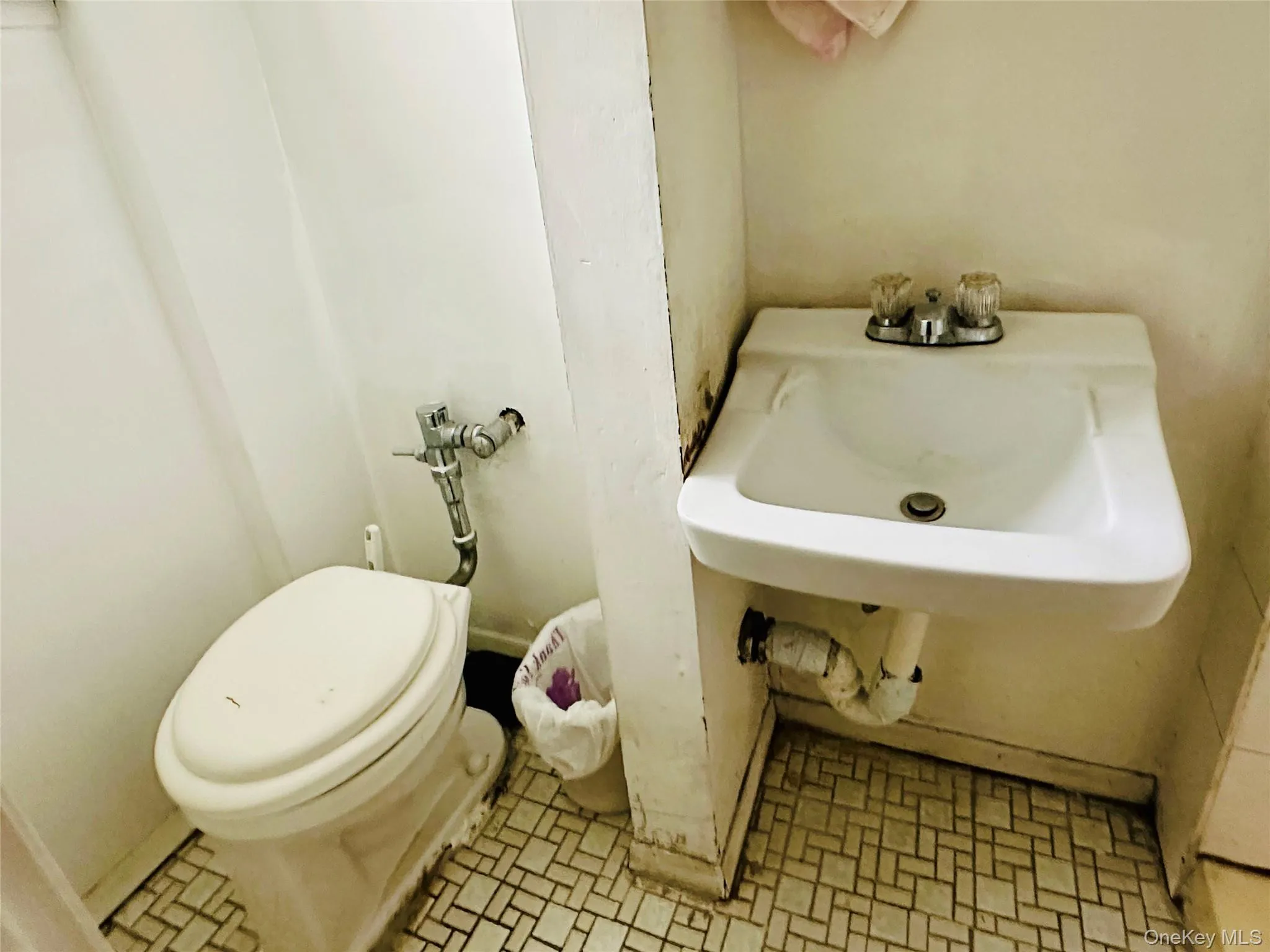 33-33 72nd Street, New York, NY, 3 Bedrooms Bedrooms, 6 Rooms Rooms,1 BathroomBathrooms,Residential Sale,For Rent,72nd,0,1000335 33-33 72nd Street, New York, NY, 3 Bedrooms Bedrooms, 6 Rooms Rooms,1 BathroomBathrooms,Residential Sale,For Rent,72nd,0,1000335
