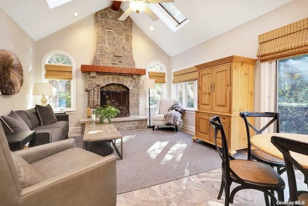 Adjoining family room w. Palladium windows Adjoining family room w. Palladium windows