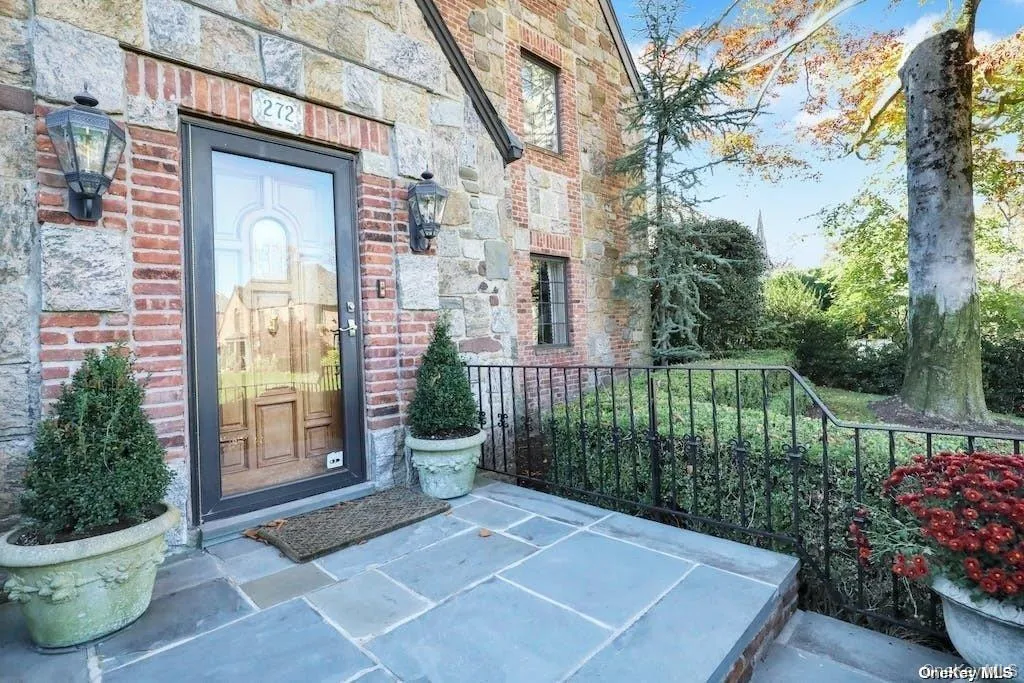 Terrific curb appeal! 9 skylights Terrific curb appeal! 9 skylights