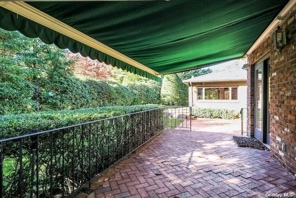 Automatic canvas awning, garage helmet system Automatic canvas awning, garage helmet system