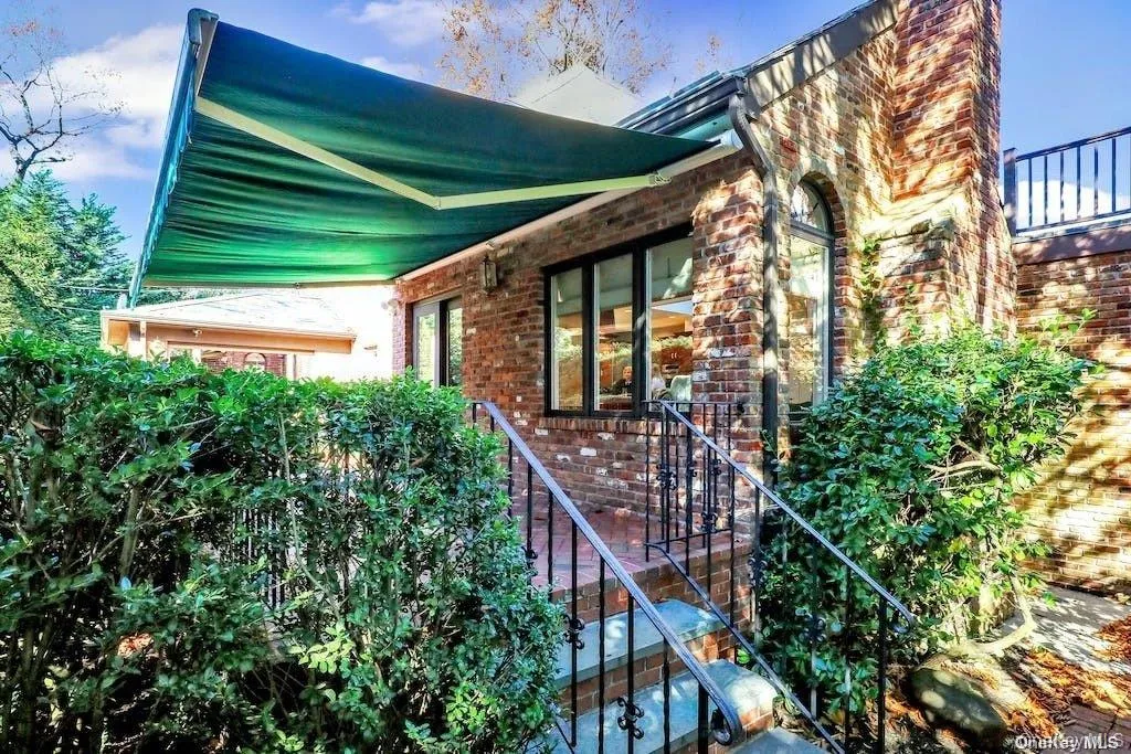 3 brick patios - wonderful for entertaining! 3 brick patios - wonderful for entertaining!