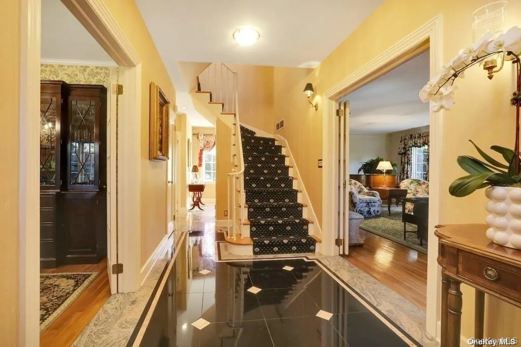 Gracious foyer w. high ceiling Gracious foyer w. high ceiling