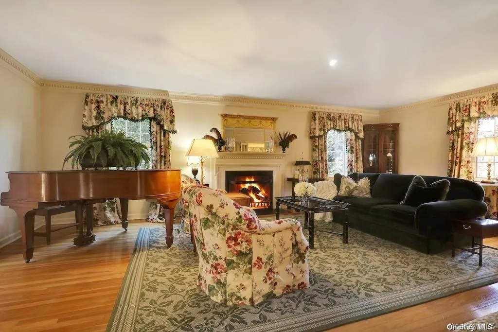 Living Room w. high ceiling Living Room w. high ceiling