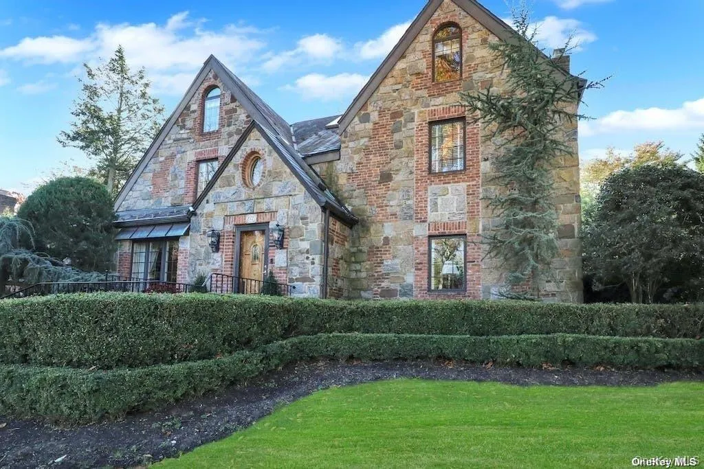 .27 of park-like acre - Incredible location .27 of park-like acre - Incredible location