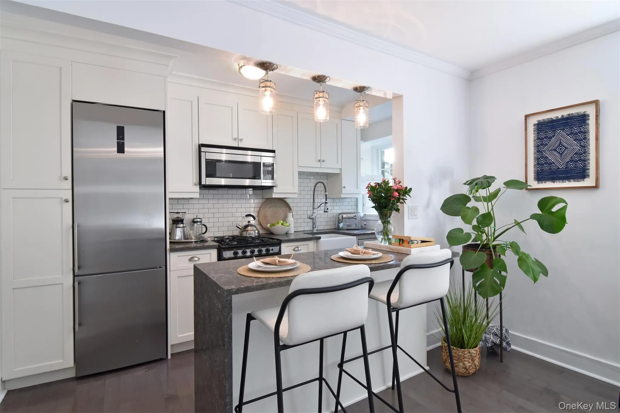 Featuring cascading granite peninsula & custom cabinetry. Featuring cascading granite peninsula & custom cabinetry.
