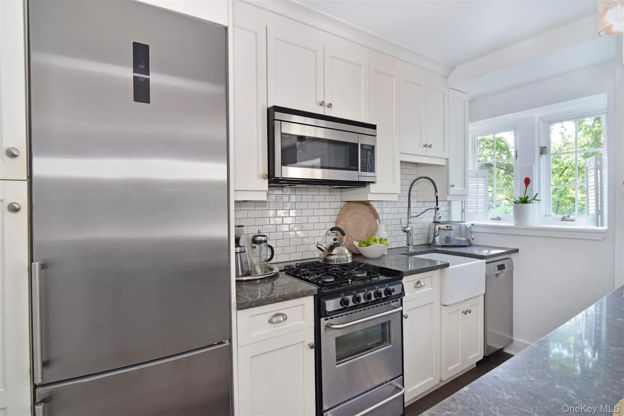 Custom kitchen with shining stainless steel appliances & fixtures. Custom kitchen with shining stainless steel appliances & fixtures.