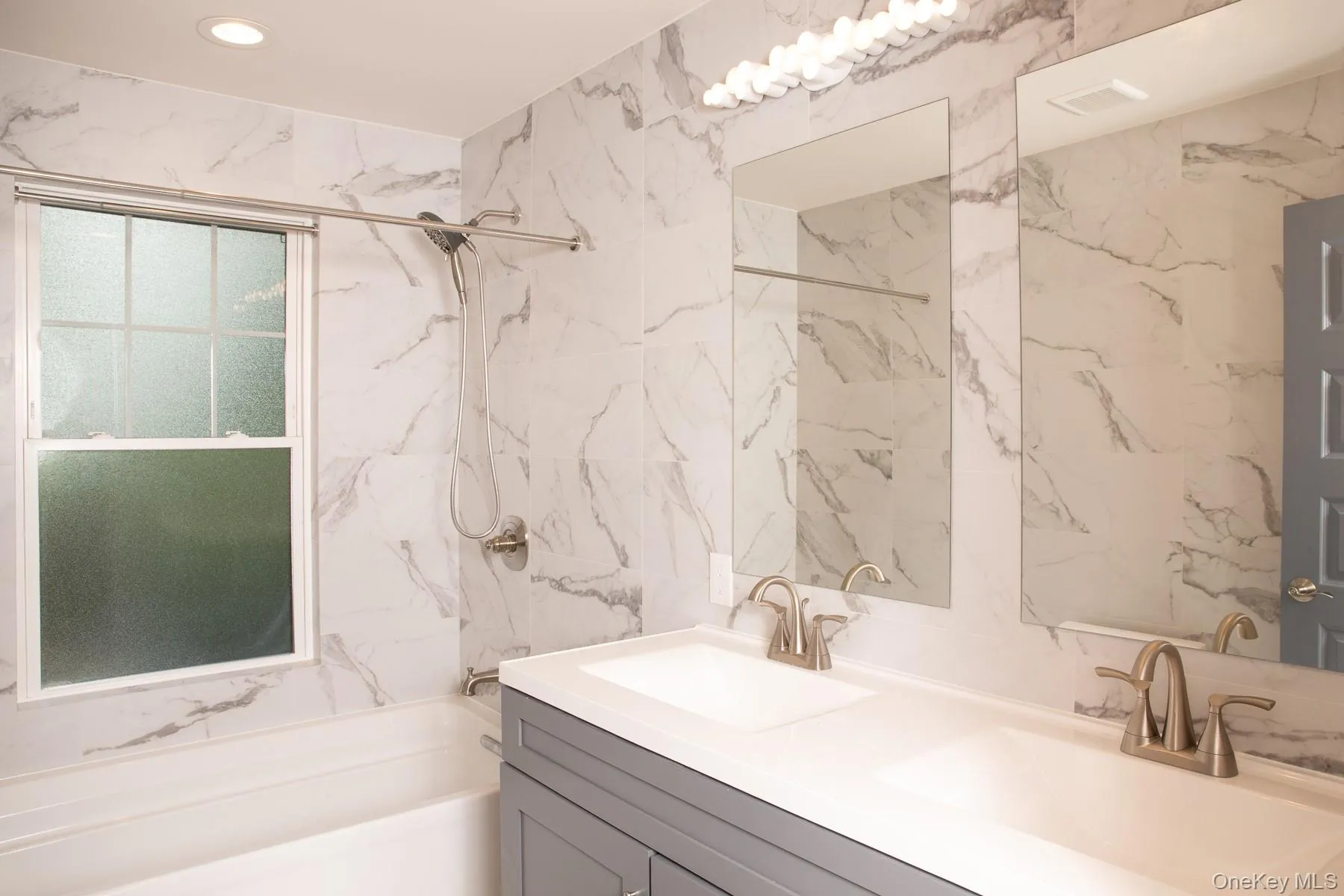 With Tub and Shower With Tub and Shower