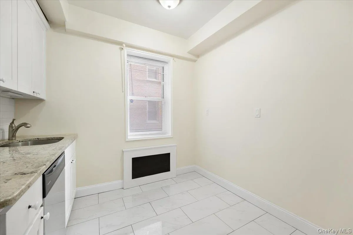 2 Sadore Lane, Yonkers, NY, 2 Bedrooms Bedrooms, 4 Rooms Rooms,1 BathroomBathrooms,Residential,For Rent,Sadore,0,1000386 2 Sadore Lane, Yonkers, NY, 2 Bedrooms Bedrooms, 4 Rooms Rooms,1 BathroomBathrooms,Residential,For Rent,Sadore,0,1000386