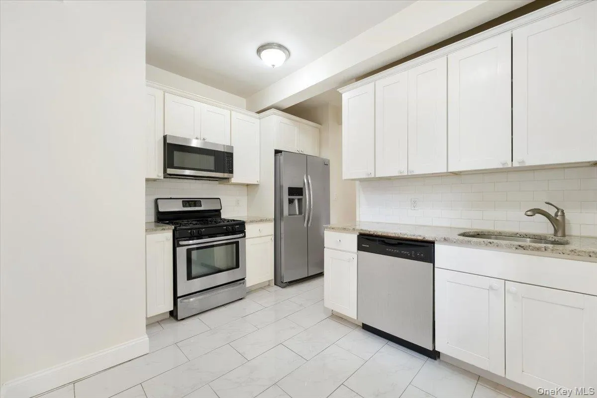 2 Sadore Lane, Yonkers, NY, 2 Bedrooms Bedrooms, 4 Rooms Rooms,1 BathroomBathrooms,Residential,For Rent,Sadore,0,1000386 2 Sadore Lane, Yonkers, NY, 2 Bedrooms Bedrooms, 4 Rooms Rooms,1 BathroomBathrooms,Residential,For Rent,Sadore,0,1000386