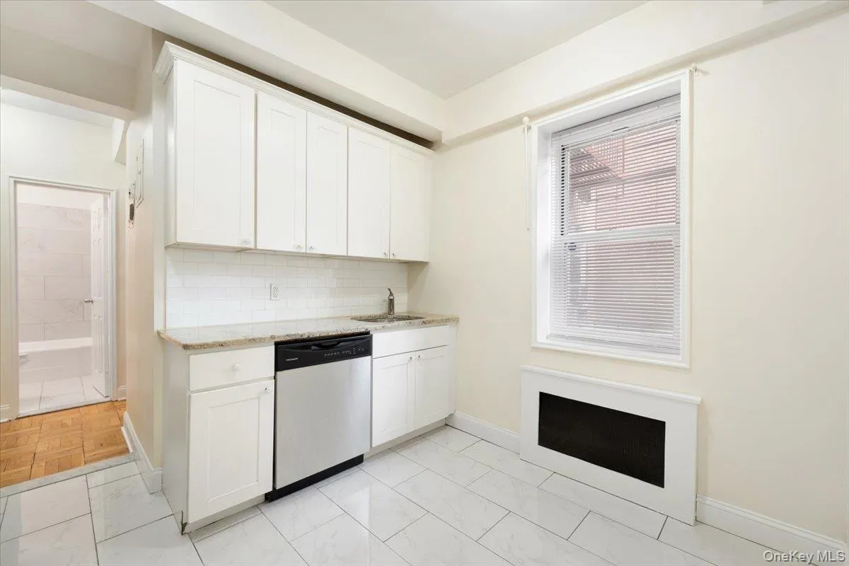 2 Sadore Lane, Yonkers, NY, 2 Bedrooms Bedrooms, 4 Rooms Rooms,1 BathroomBathrooms,Residential,For Rent,Sadore,0,1000386 2 Sadore Lane, Yonkers, NY, 2 Bedrooms Bedrooms, 4 Rooms Rooms,1 BathroomBathrooms,Residential,For Rent,Sadore,0,1000386