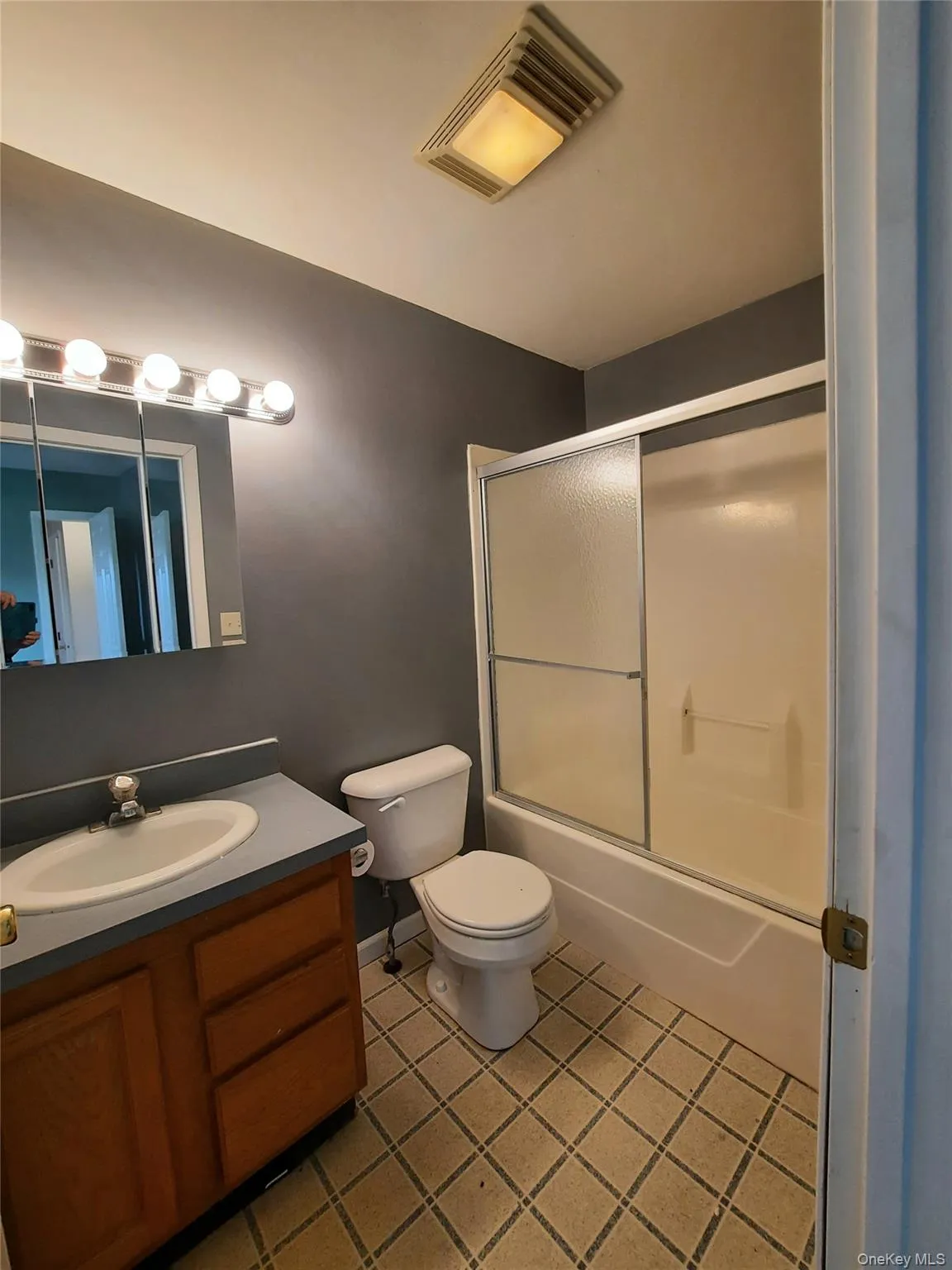 Second floor full bathroom. Second floor full bathroom.