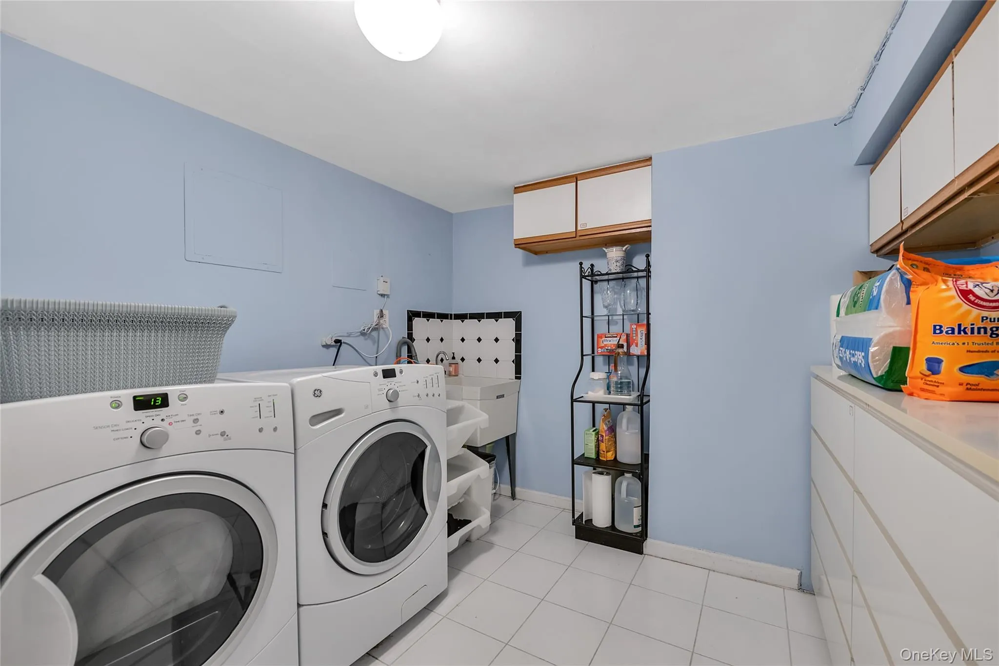 Spacious laundry room in the basement Spacious laundry room in the basement