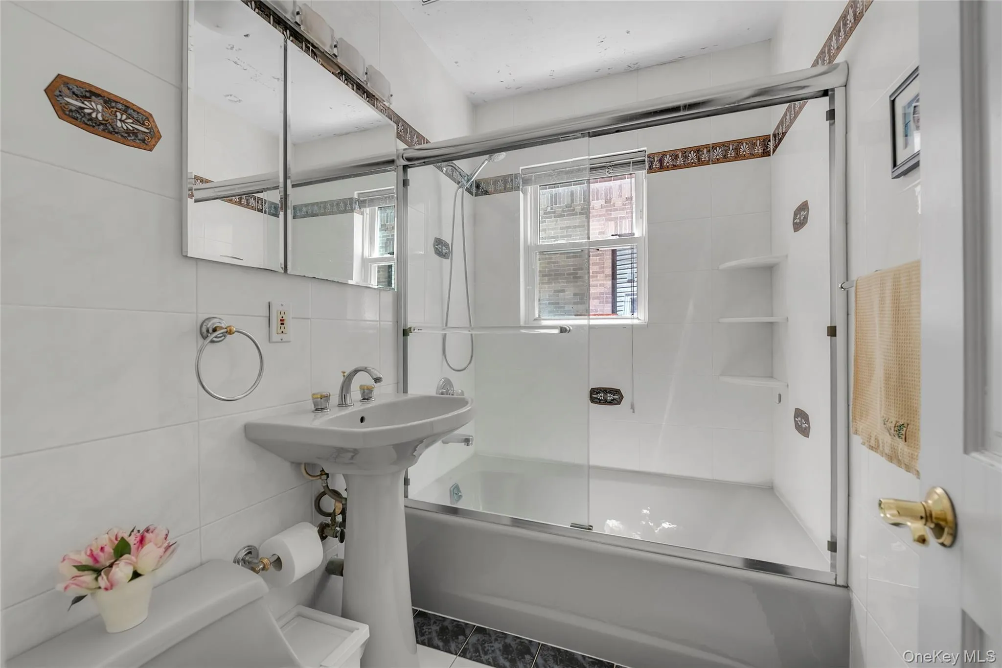 Full bathroom on the 1st flooor Full bathroom on the 1st flooor