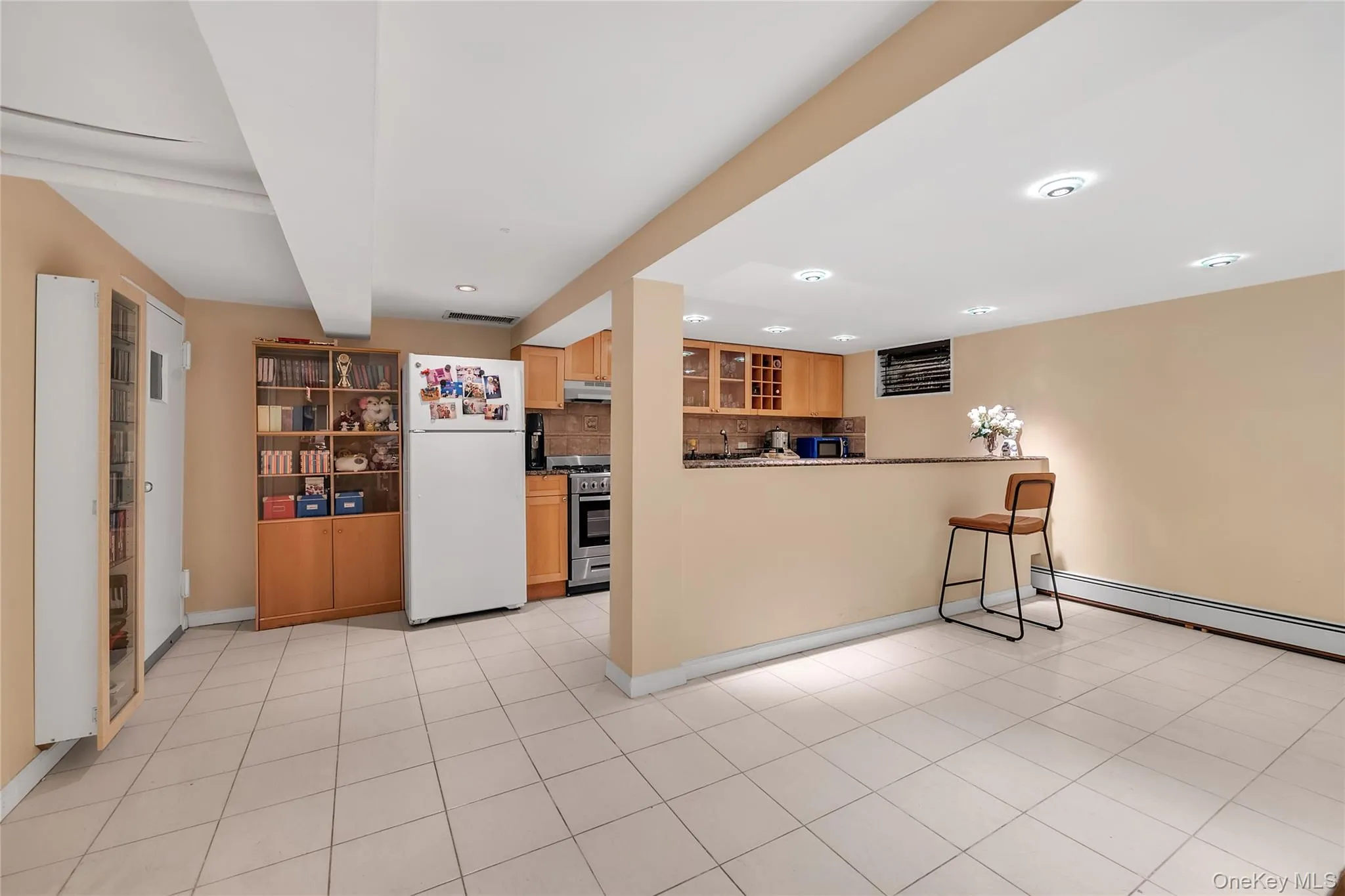 High ceiling basement with a separate entrance High ceiling basement with a separate entrance