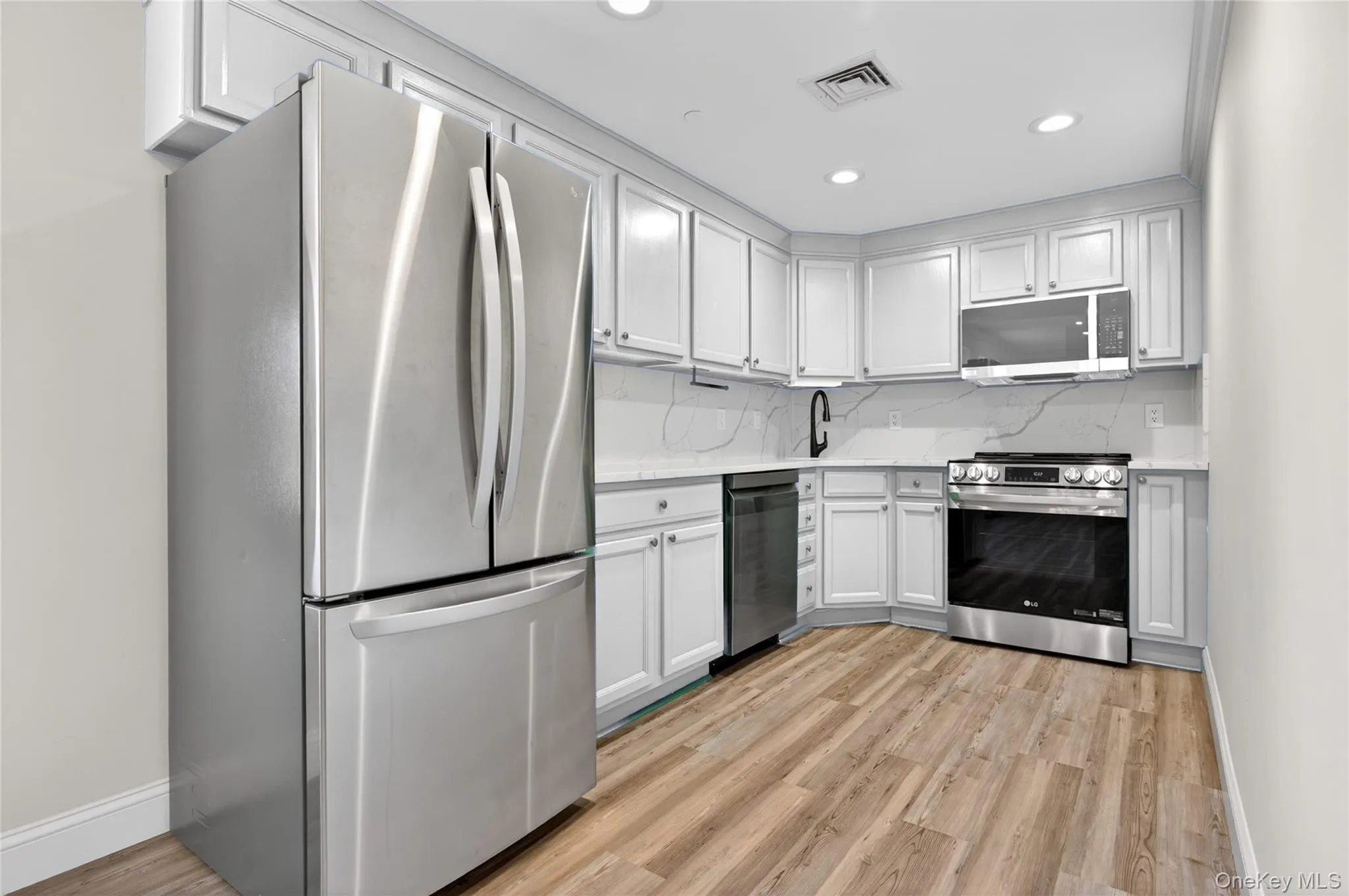242 Maple Avenue, North Hempstead, NY, 1 Bedroom Bedrooms, 4 Rooms Rooms,1 BathroomBathrooms,Residential,For Rent,Maple,0,1000437 242 Maple Avenue, North Hempstead, NY, 1 Bedroom Bedrooms, 4 Rooms Rooms,1 BathroomBathrooms,Residential,For Rent,Maple,0,1000437