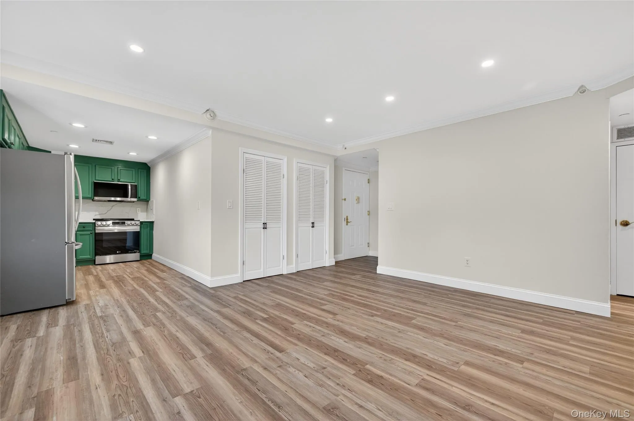 242 Maple Avenue, North Hempstead, NY, 1 Bedroom Bedrooms, 4 Rooms Rooms,1 BathroomBathrooms,Residential,For Rent,Maple,0,1000437 242 Maple Avenue, North Hempstead, NY, 1 Bedroom Bedrooms, 4 Rooms Rooms,1 BathroomBathrooms,Residential,For Rent,Maple,0,1000437