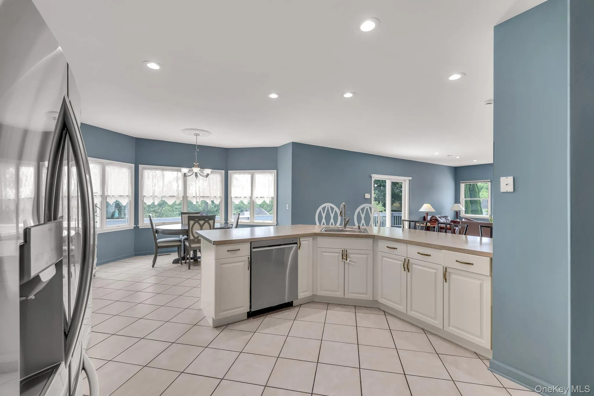 Tile Floor Flows Throughout Kitchen Tile Floor Flows Throughout Kitchen