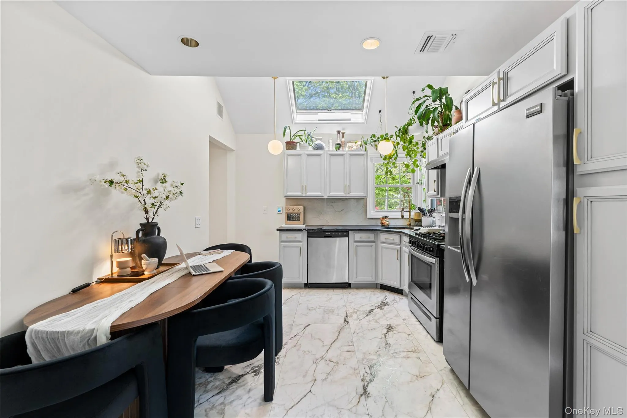 5 Windsor Lane, Huntington, NY, 3 Bedrooms Bedrooms, 9 Rooms Rooms,1 BathroomBathrooms,Residential,For Rent,Windsor,0,1000517 5 Windsor Lane, Huntington, NY, 3 Bedrooms Bedrooms, 9 Rooms Rooms,1 BathroomBathrooms,Residential,For Rent,Windsor,0,1000517