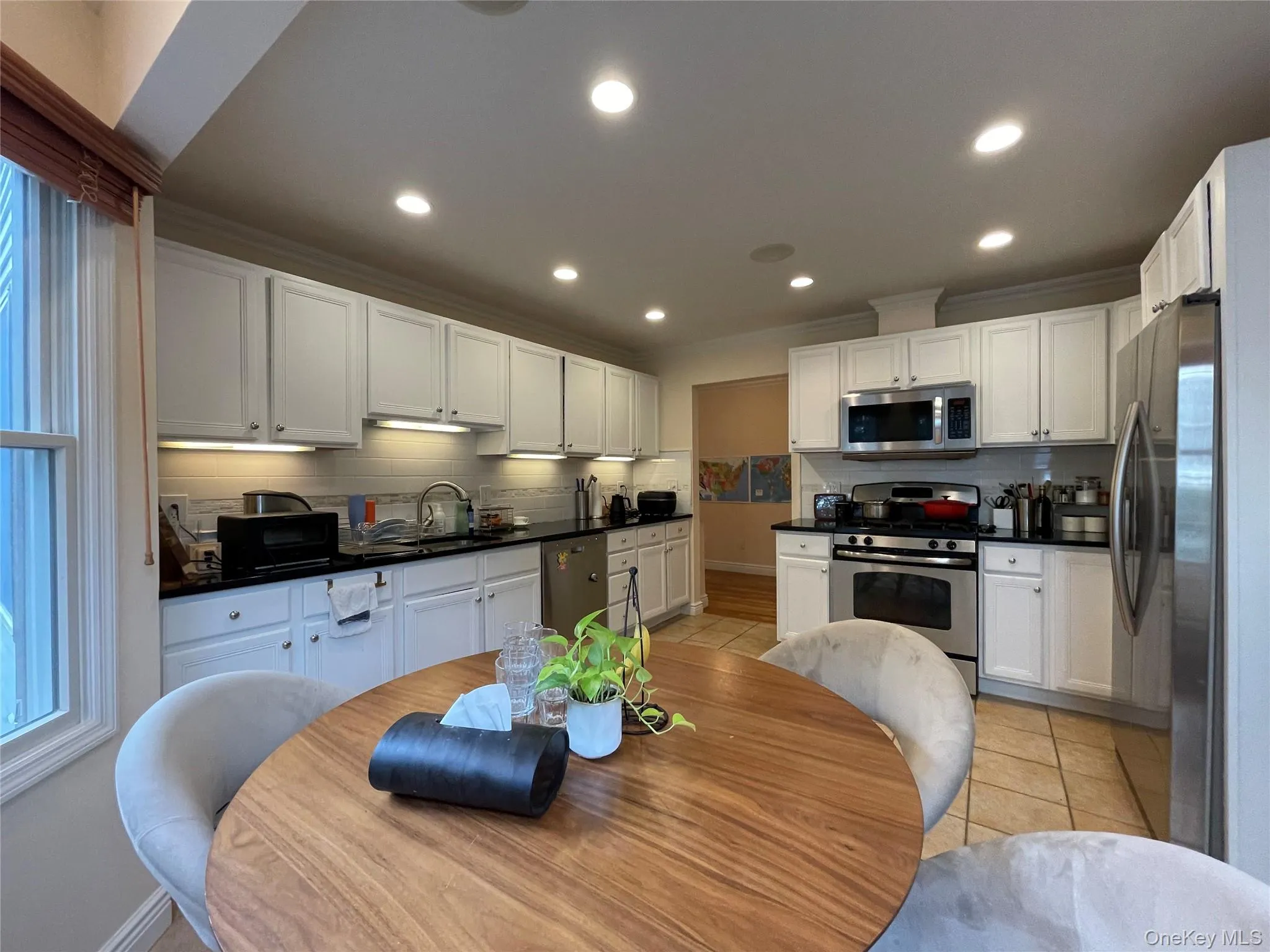 Eat-in-kitchen Eat-in-kitchen