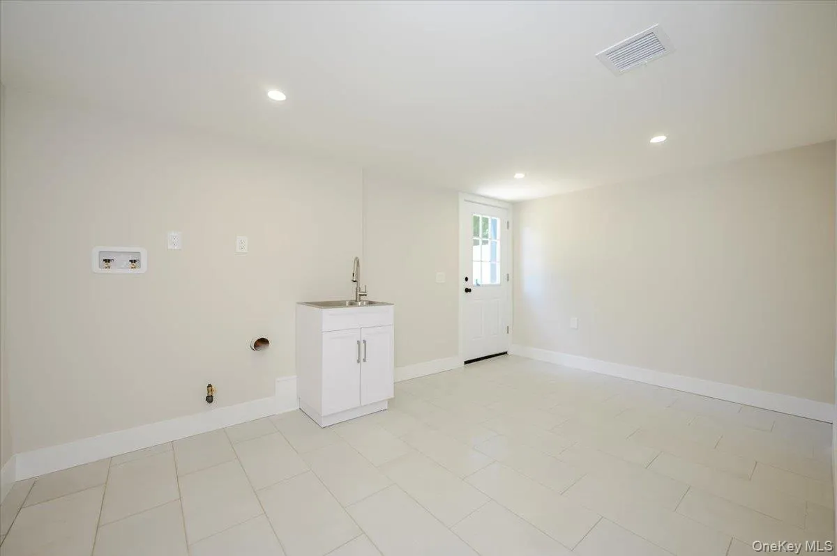 1064 Barbara Court, Hempstead, NY, 4 Bedrooms Bedrooms, 9 Rooms Rooms,3 BathroomsBathrooms,Residential,For Rent,Barbara,0,1000595 1064 Barbara Court, Hempstead, NY, 4 Bedrooms Bedrooms, 9 Rooms Rooms,3 BathroomsBathrooms,Residential,For Rent,Barbara,0,1000595