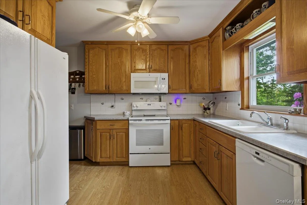 41 Greentree Drive, Hyde Park, NY, 3 Bedrooms Bedrooms, 6 Rooms Rooms,2 BathroomsBathrooms,Residential,For Rent,Greentree,0,1000607 41 Greentree Drive, Hyde Park, NY, 3 Bedrooms Bedrooms, 6 Rooms Rooms,2 BathroomsBathrooms,Residential,For Rent,Greentree,0,1000607
