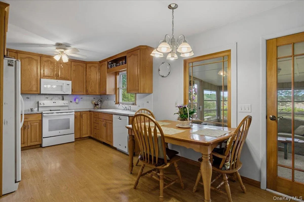 41 Greentree Drive, Hyde Park, NY, 3 Bedrooms Bedrooms, 6 Rooms Rooms,2 BathroomsBathrooms,Residential,For Rent,Greentree,0,1000607 41 Greentree Drive, Hyde Park, NY, 3 Bedrooms Bedrooms, 6 Rooms Rooms,2 BathroomsBathrooms,Residential,For Rent,Greentree,0,1000607