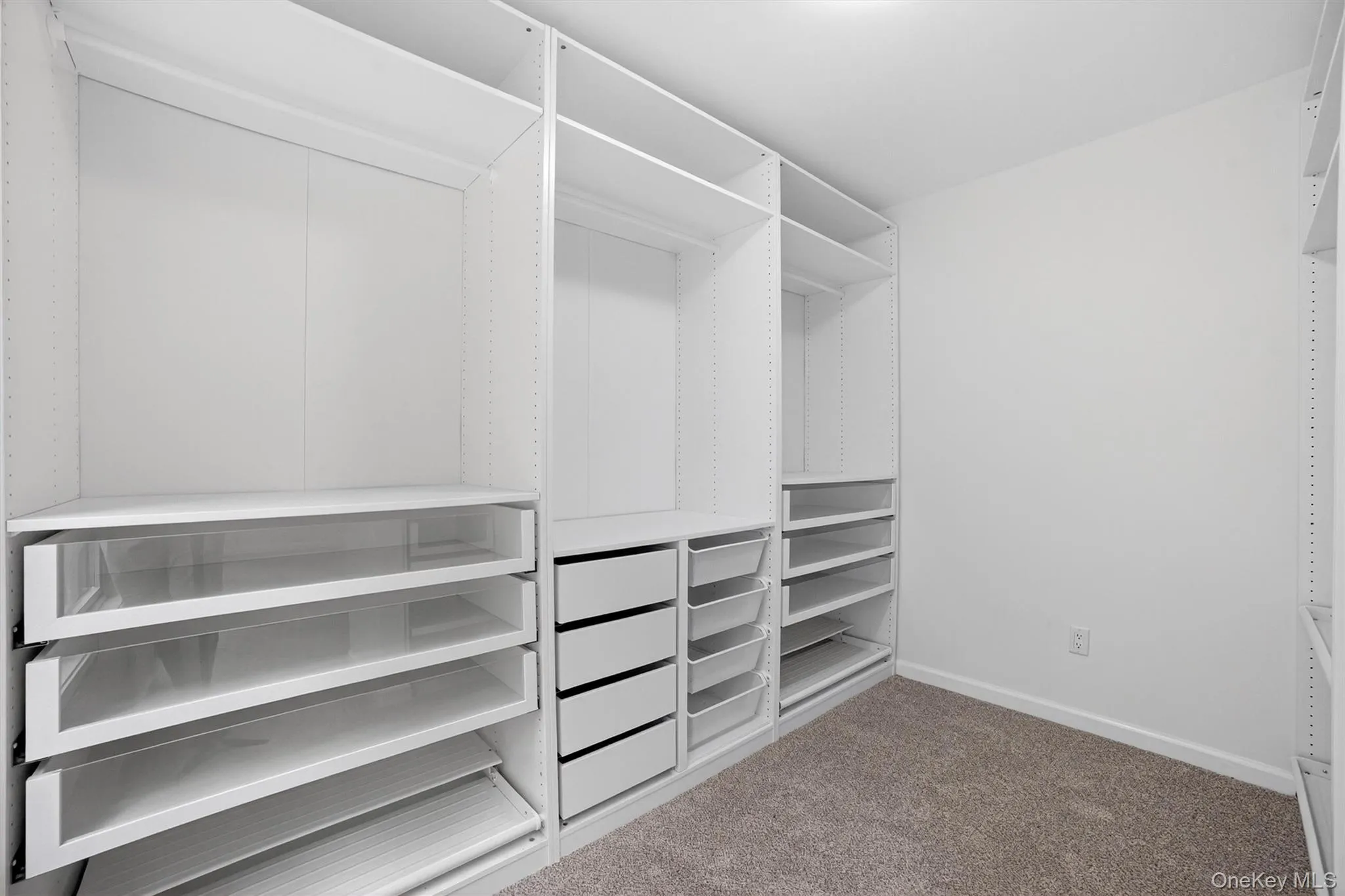 Walk in closet with carpet Walk in closet with carpet