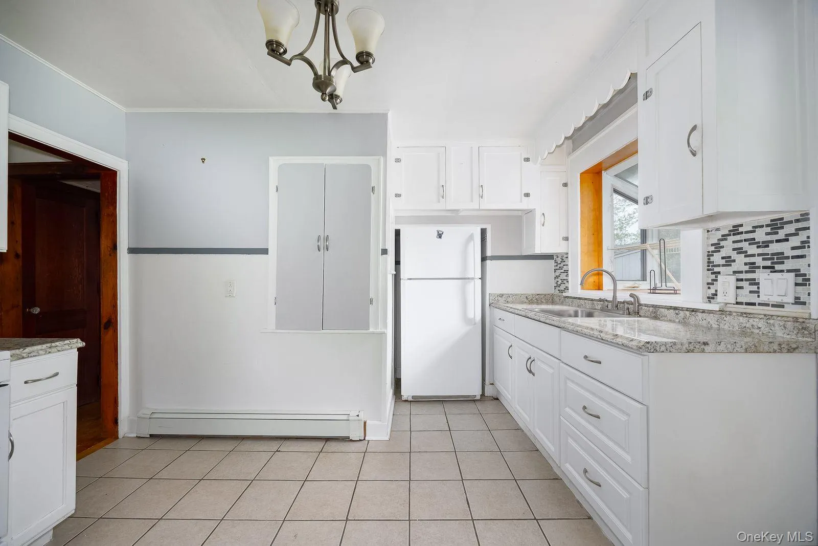 Kitchen sink counter and refrigerator Kitchen sink counter and refrigerator
