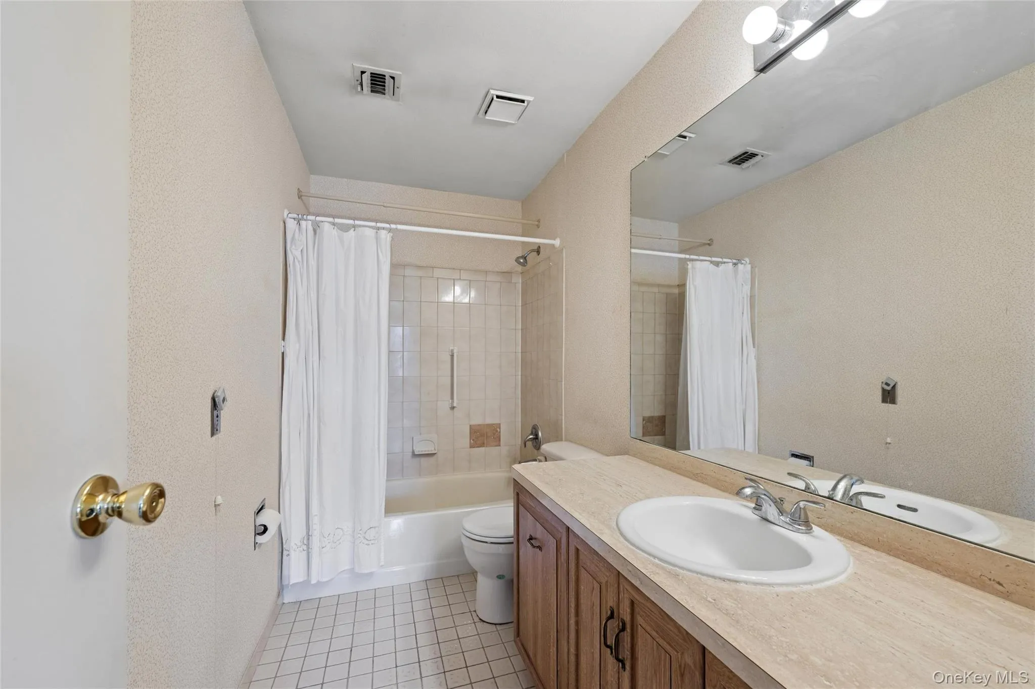 156 Cambridge Drive, Babylon, NY, 2 Bedrooms Bedrooms, 5 Rooms Rooms,1 BathroomBathrooms,Residential,For Rent,Cambridge,0,1000679 156 Cambridge Drive, Babylon, NY, 2 Bedrooms Bedrooms, 5 Rooms Rooms,1 BathroomBathrooms,Residential,For Rent,Cambridge,0,1000679