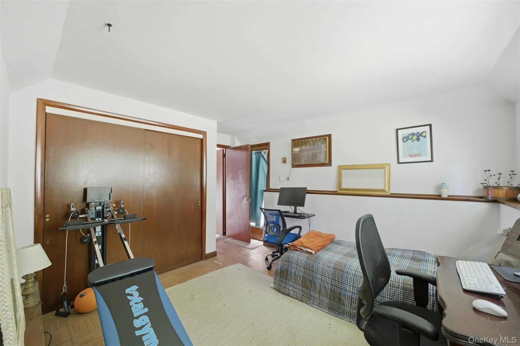 Flexible room - makes a great office, or guest room Flexible room - makes a great office, or guest room