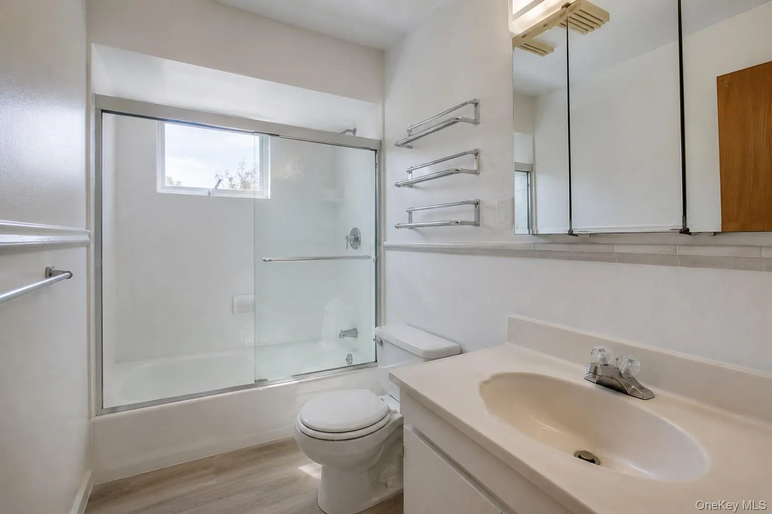 Full bathroom Full bathroom