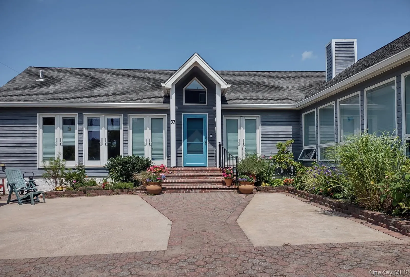 Plenty of parking! Charming Entry Plenty of parking! Charming Entry