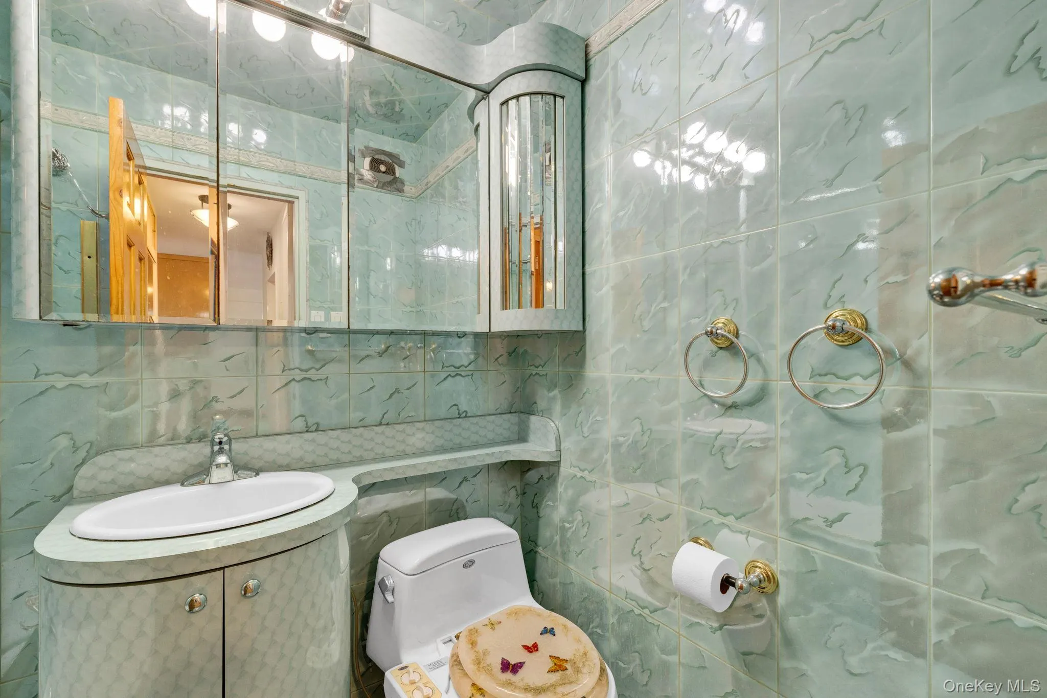 Full bathroom Full bathroom