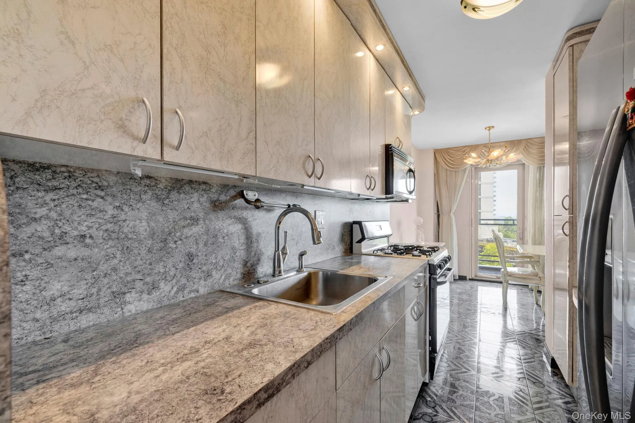 Spacious kitchen with plenty of counter space Spacious kitchen with plenty of counter space