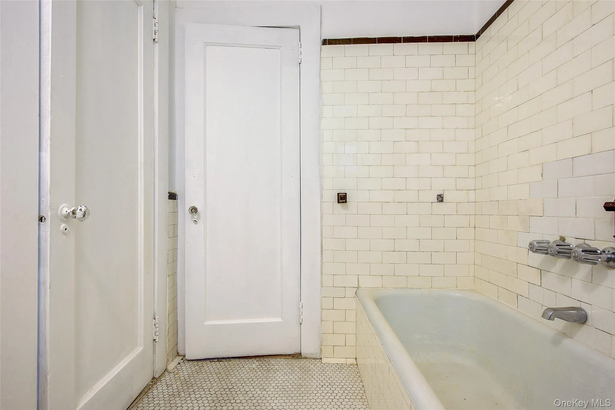 6 Burns Street, New York, NY, 1 Bedroom Bedrooms, 3 Rooms Rooms,1 BathroomBathrooms,Residential Sale,For Rent,Burns,0,1000726 6 Burns Street, New York, NY, 1 Bedroom Bedrooms, 3 Rooms Rooms,1 BathroomBathrooms,Residential Sale,For Rent,Burns,0,1000726