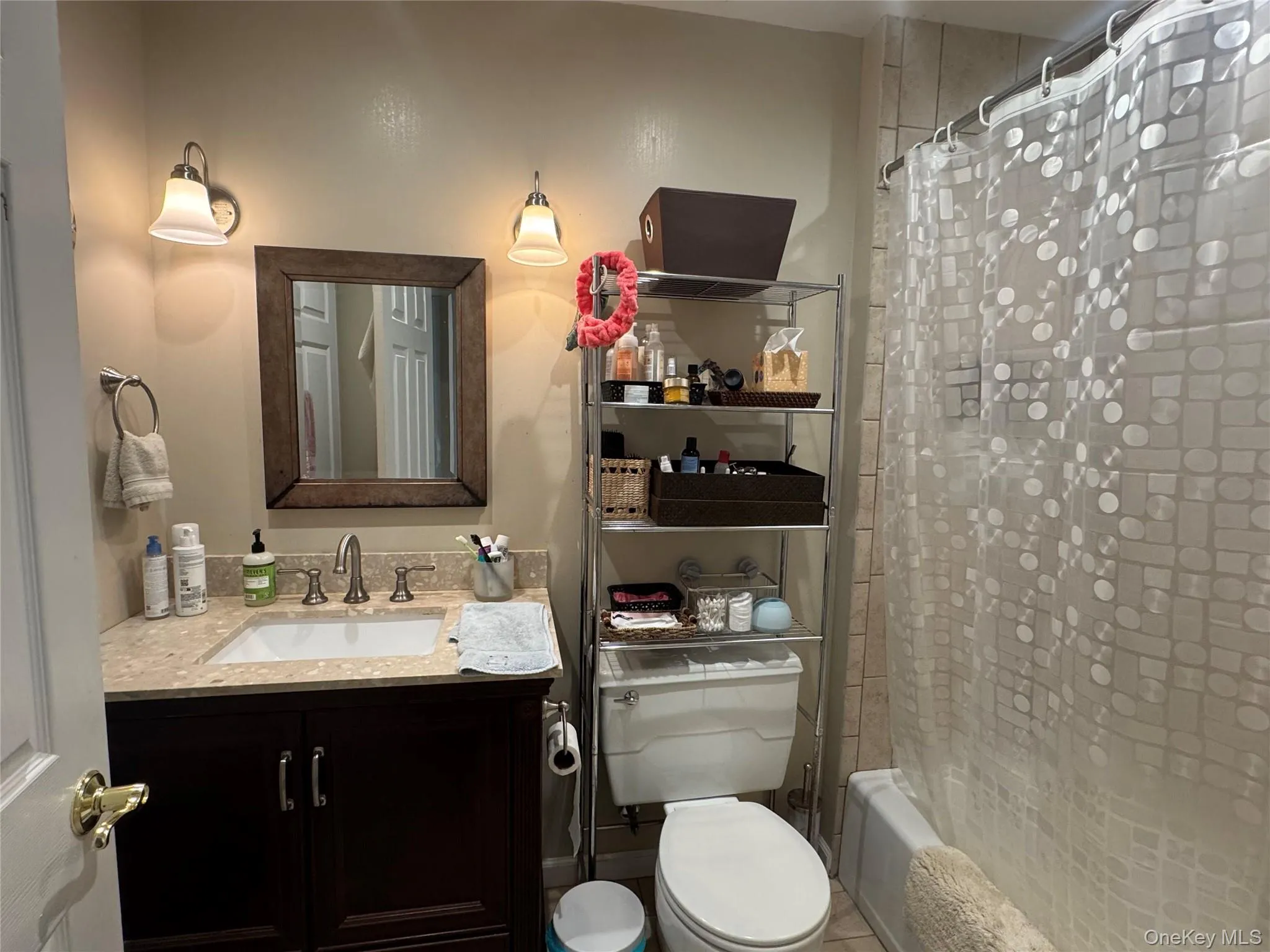 Full Bathroom on the upper level Full Bathroom on the upper level