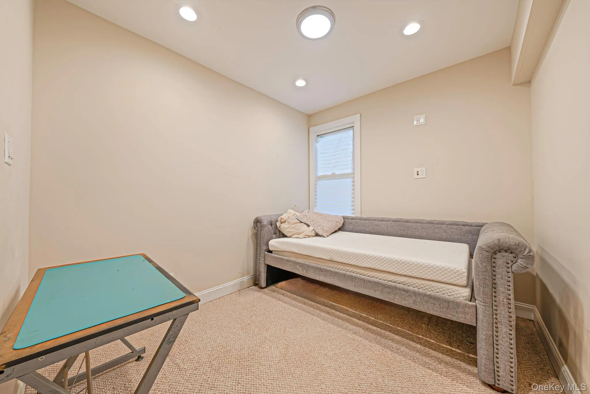Office/Guest Bedroom Office/Guest Bedroom