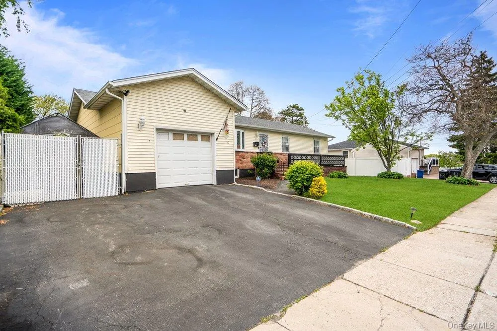 10 Francisco Avenue, Islip, NY, 3 Bedrooms Bedrooms, 5 Rooms Rooms,1 BathroomBathrooms,Residential Sale,For Rent,Francisco,0,1000745 10 Francisco Avenue, Islip, NY, 3 Bedrooms Bedrooms, 5 Rooms Rooms,1 BathroomBathrooms,Residential Sale,For Rent,Francisco,0,1000745