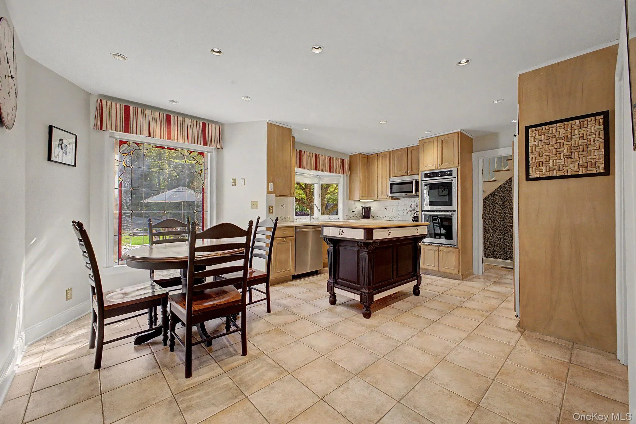 Eat-in Kitchen Eat-in Kitchen
