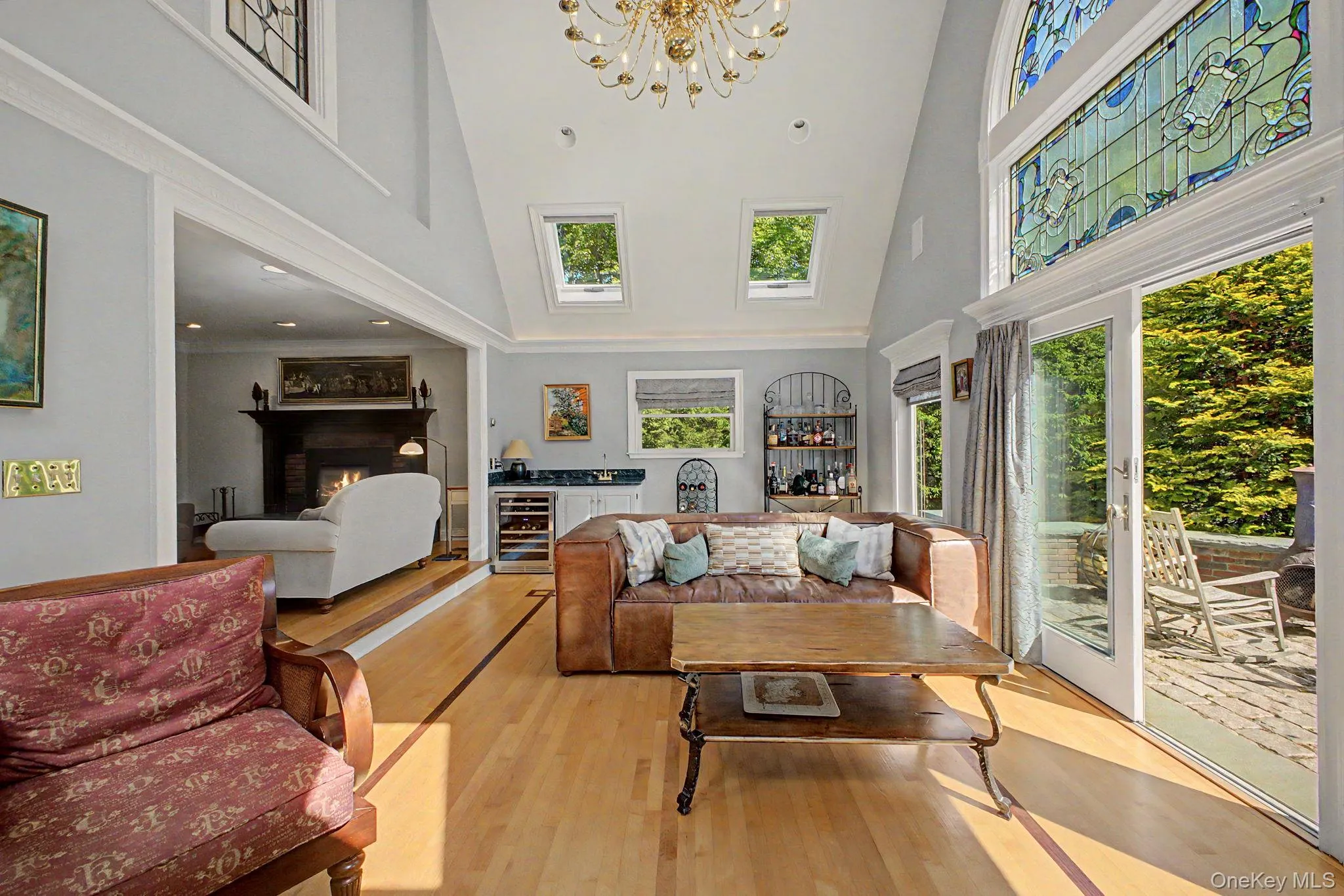 Great Living room 16 feet height ceiling Great Living room 16 feet height ceiling