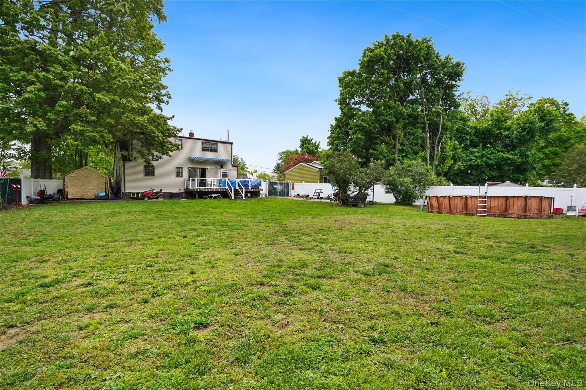 Enormous parklike property Enormous parklike property