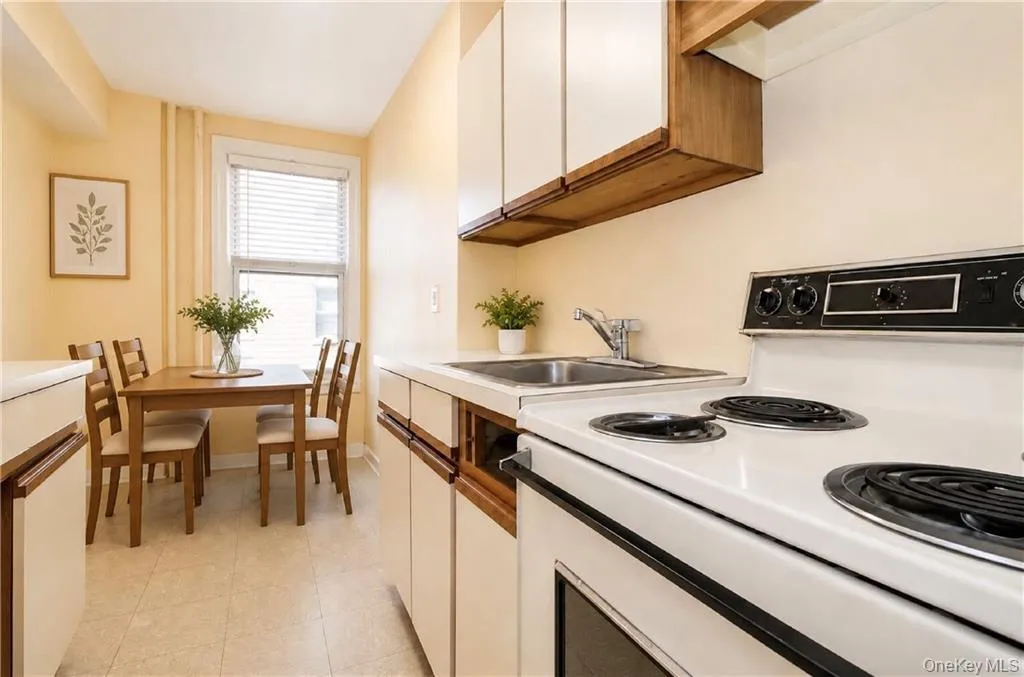 190 72nd Street, New York, NY, 1 Bedroom Bedrooms, 3 Rooms Rooms,1 BathroomBathrooms,Residential,For Rent,72nd,0,1000785 190 72nd Street, New York, NY, 1 Bedroom Bedrooms, 3 Rooms Rooms,1 BathroomBathrooms,Residential,For Rent,72nd,0,1000785