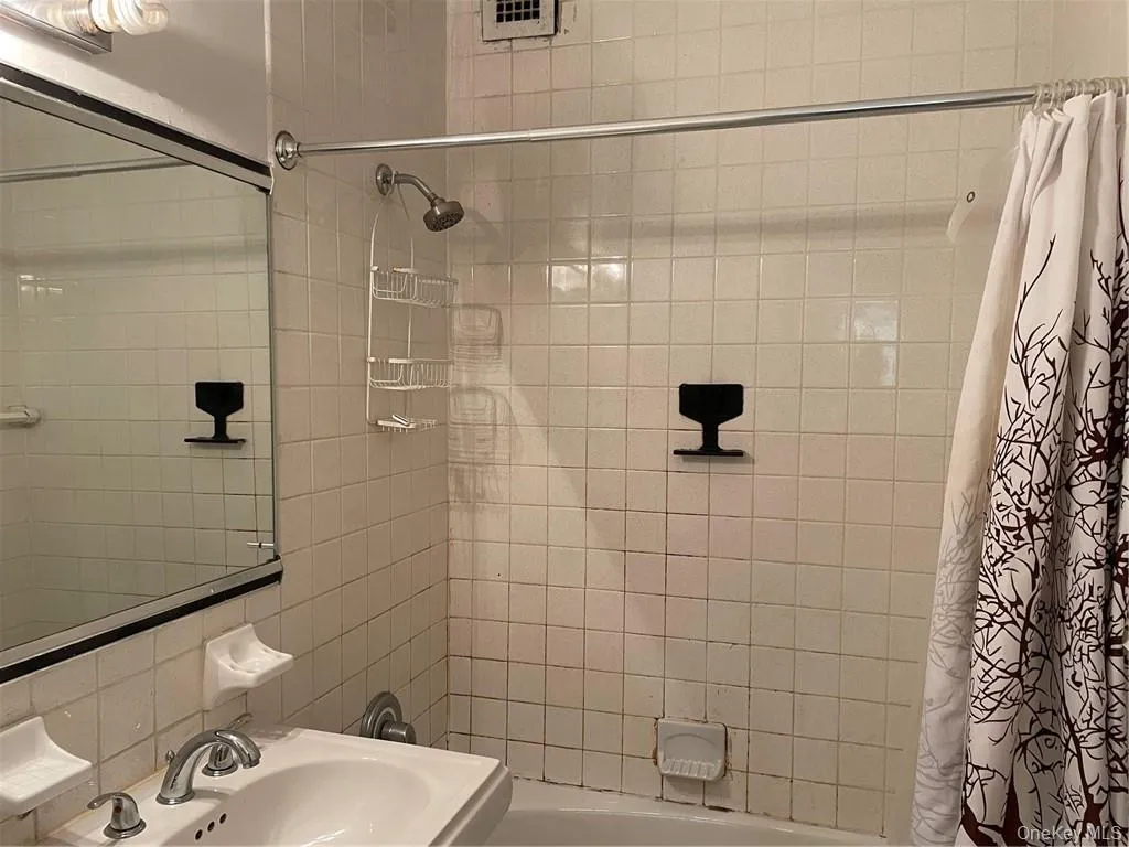 Large Tiled Bathroom Large Tiled Bathroom