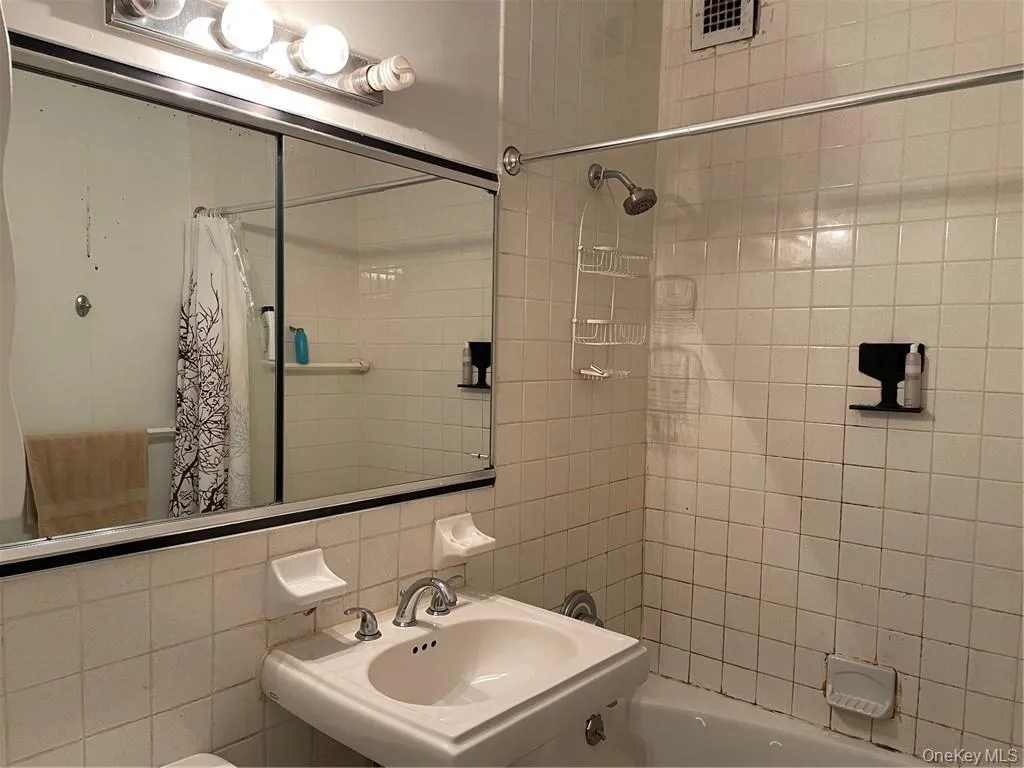 Large Tiled Bathroom Large Tiled Bathroom